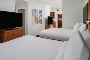 Ropa de cama de alta calidad y caja de seguridad en la habitación 