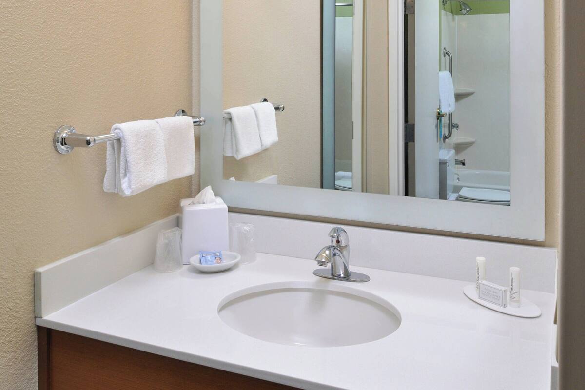 combined shower/bathtub, rainfall showerhead, free toiletries