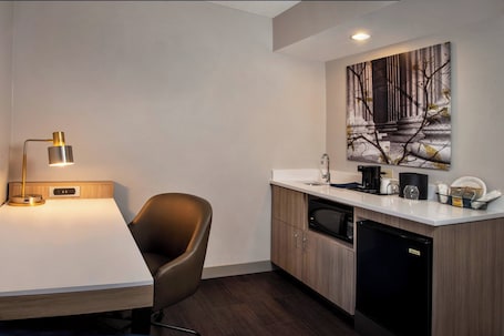 Premium bedding, desk, iron/ironing board, free WiFi