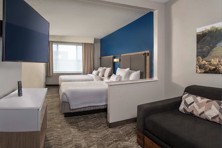 Premium bedding, desk, iron/ironing board, free WiFi