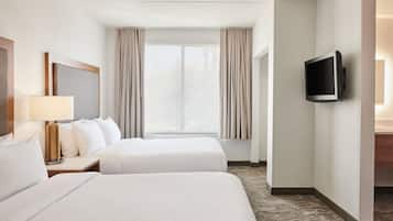 Hochwertige Bettwaren, Schreibtisch, Bügeleisen/Bügelbrett