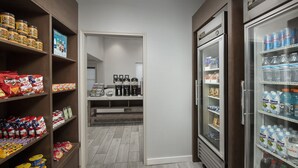 Ein Hotelausschank mit Regalen voller Snacks, Getränke und Gewürzen.