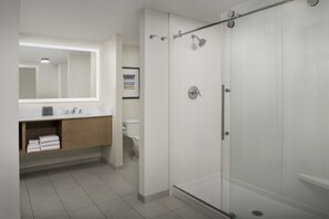 Badewanne, kostenlose Toilettenartikel, Haartrockner, Handtücher