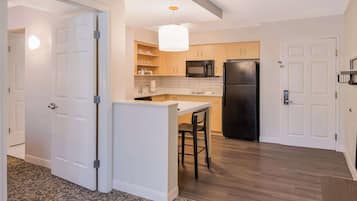 1 bedroom, Egyptian cotton sheets, premium bedding, pillowtop beds