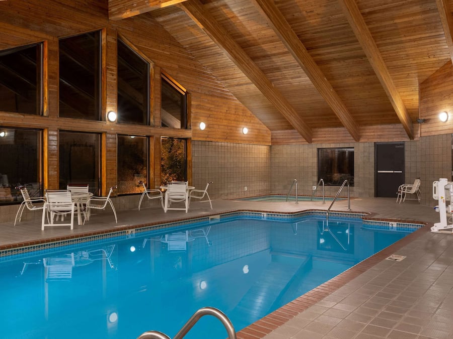 Una piscina techada, sillones reclinables de piscina