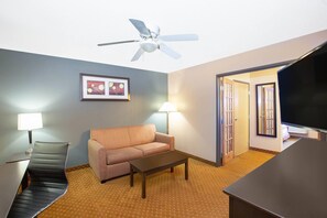 Suite, 1 chambre, non-fumeurs | Bureau, rideaux occultants, fer et planche à repasser, Wi-Fi gratuit