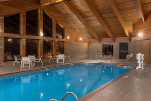 Piscine couverte, accès possible de 10 h 00 à 22 h 00, chaises longues 