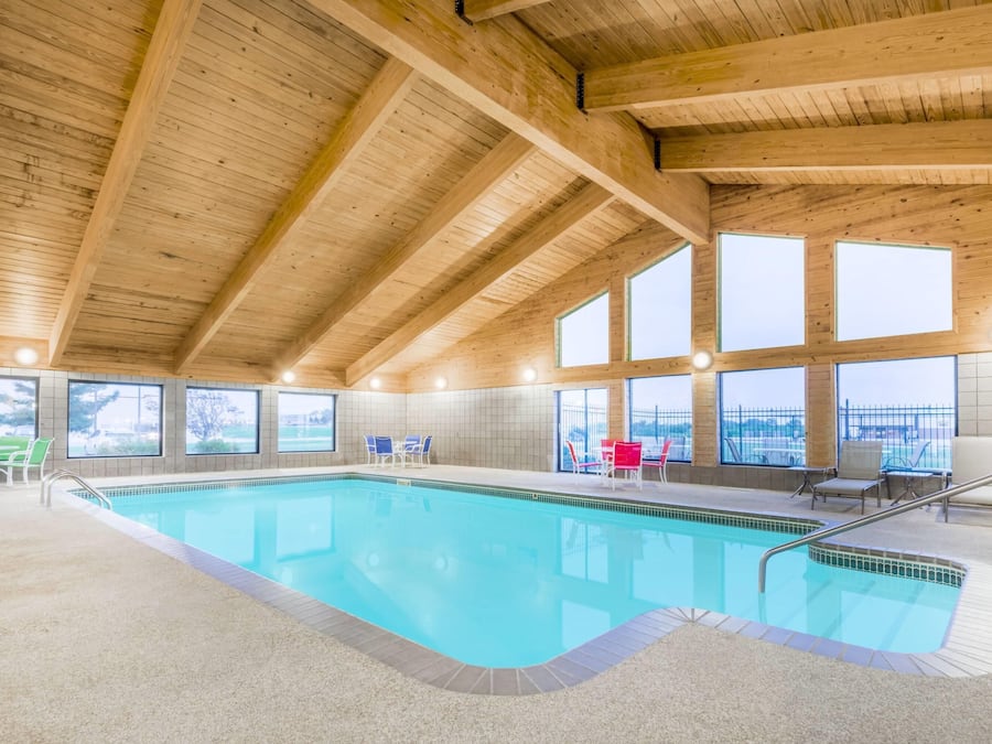 室内游泳池,08:00 至 22:00 开放,日光浴躺椅