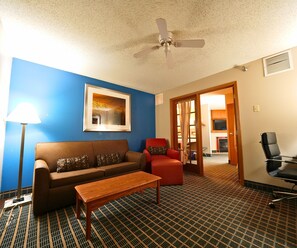 Studio Suite, 1 King Bed with Sofa bed, Non Smoking, Jetted Tub | Individually decorated, individually furnished, desk, blackout drapes