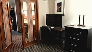 Studiosuite, 1 kingsize-seng med sovesofa, ikke-røyk | Individuelt dekorert, individuelt innredet og skrivebord