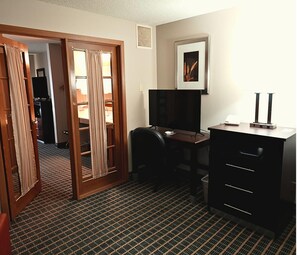 Suite estudio, 1 cama King size y sofá cama, para no fumadores | Decoración personalizada, muebles diferentes y escritorio