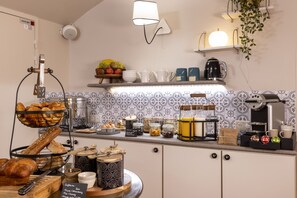 Daily continental breakfast (EUR 18 per person)