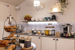 Daily continental breakfast (EUR 18 per person)