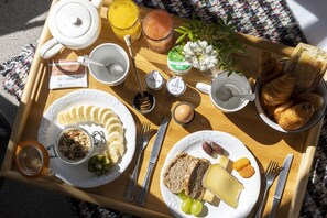 Daily continental breakfast (EUR 18 per person)