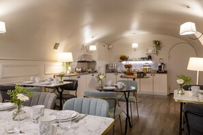 Desayuno continental diario (EUR 18 por persona)