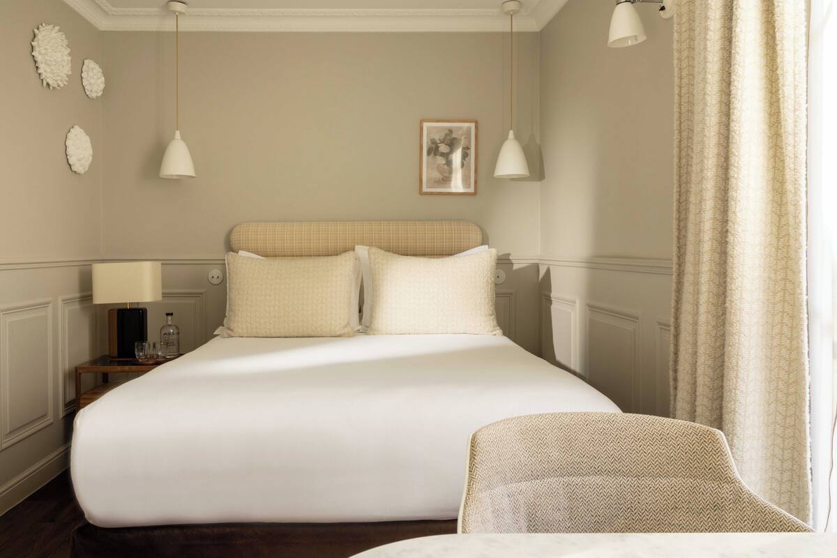 Ropa de cama de alta calidad y minibar 
