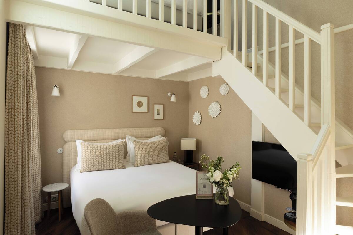 Ropa de cama de alta calidad y minibar 