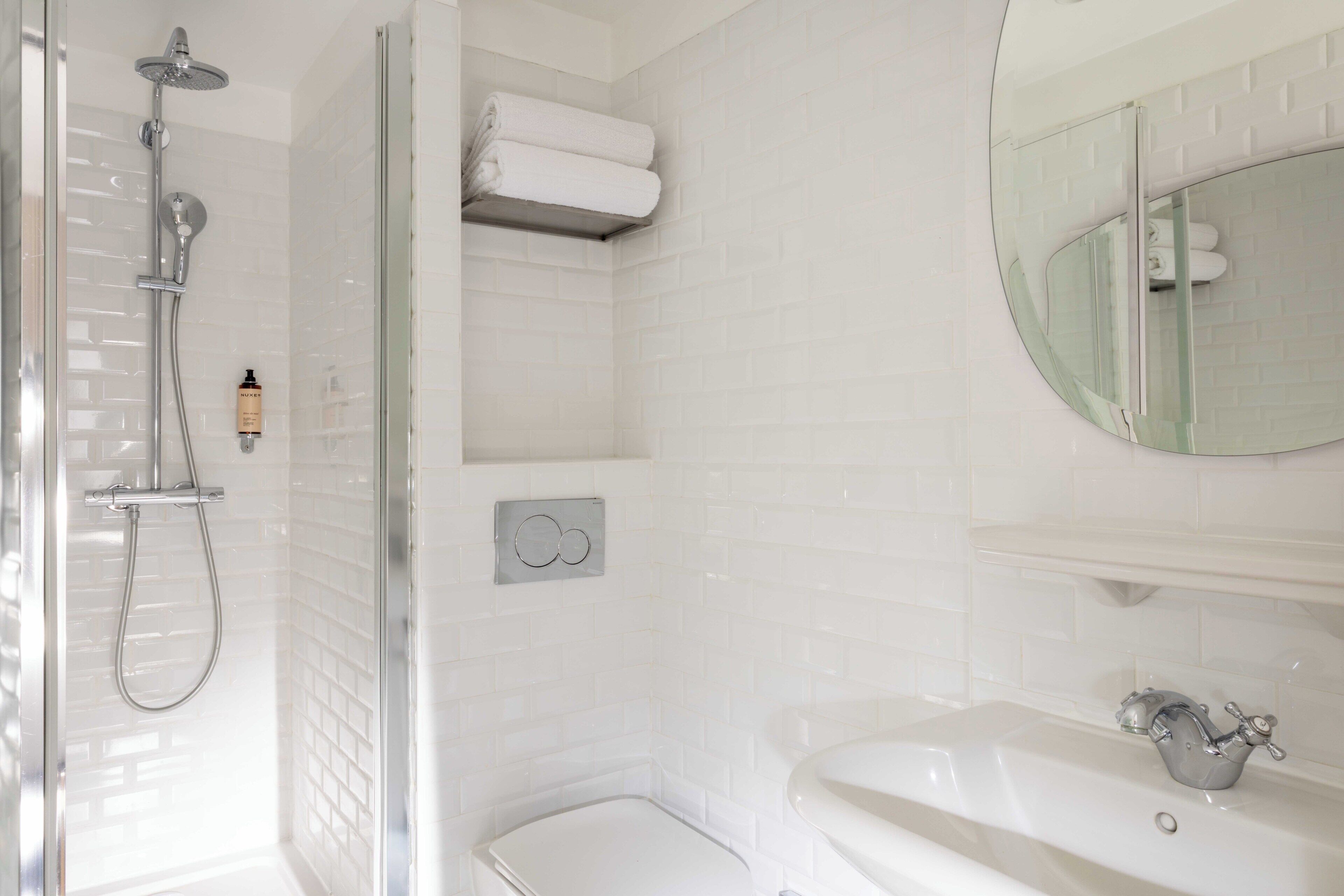 Habitación superior | Baño | Regadera, amenidades de baño de diseñador, secadora de cabello, batas 