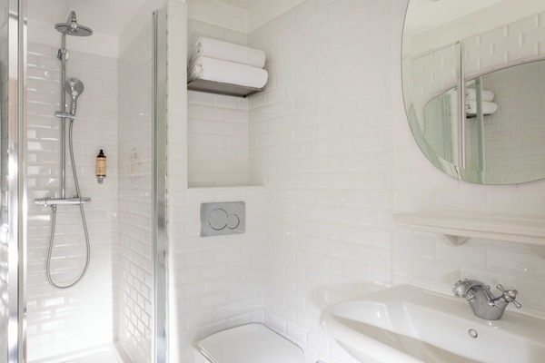 Habitación superior | Baño | Regadera, amenidades de baño de diseñador, secadora de cabello, batas
