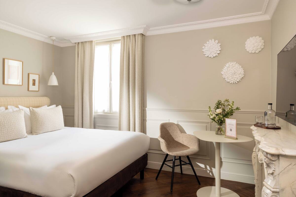 Ropa de cama de alta calidad y minibar 
