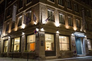 Façade de l’hébergement  – soirée/nuit