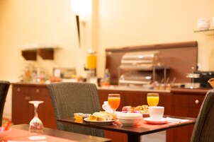 Desayuno buffet diario (EUR 16 por persona)