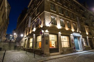 Fachada de la propiedad por la tarde o noche