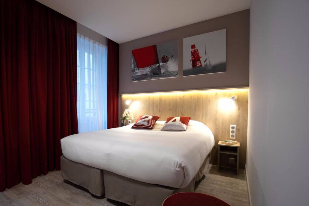 In-room safe, blackout curtains, soundproofing