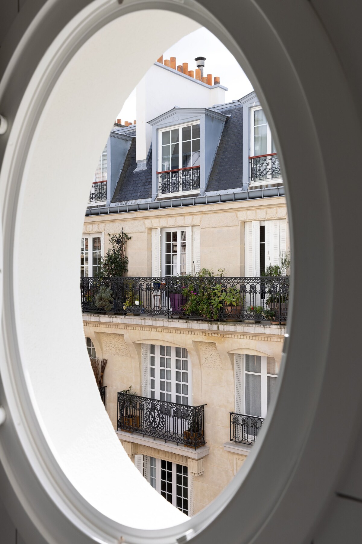 Douche, douche à « effet pluie », sèche-cheveux, serviettes fournies