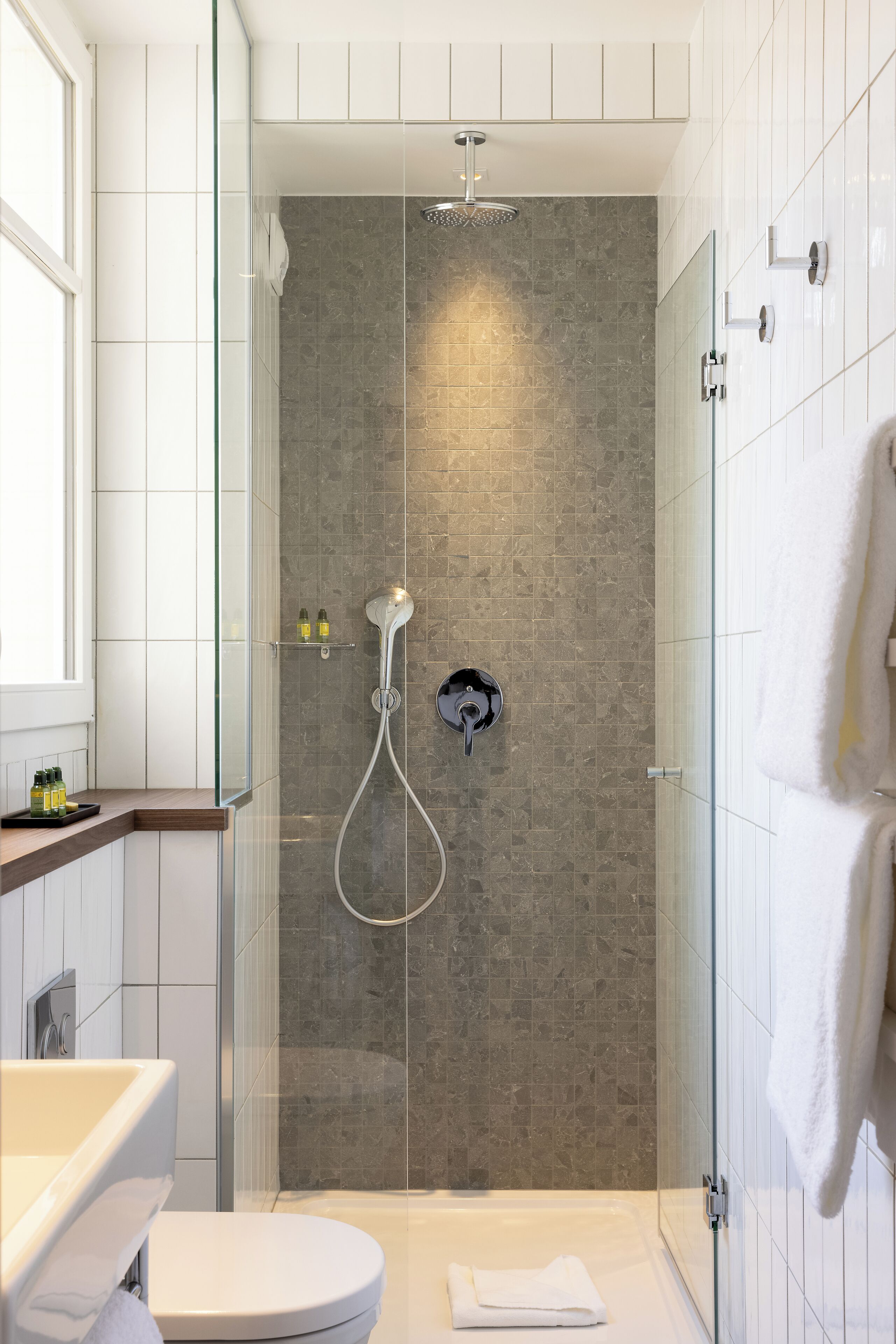 chambre small | bathroom | shower, rainfall showerhead, hair dryer, towels