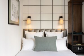 Bộ đồ giường cao cấp, minibar, bàn, phòng cách âm