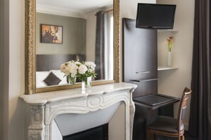 Family Room | In-room safe, desk, blackout curtains, free WiFi - Hotel Corona Rodier Paris (Paris)