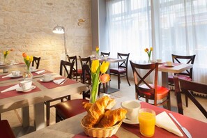 Daily continental breakfast (EUR 10.5 per person)