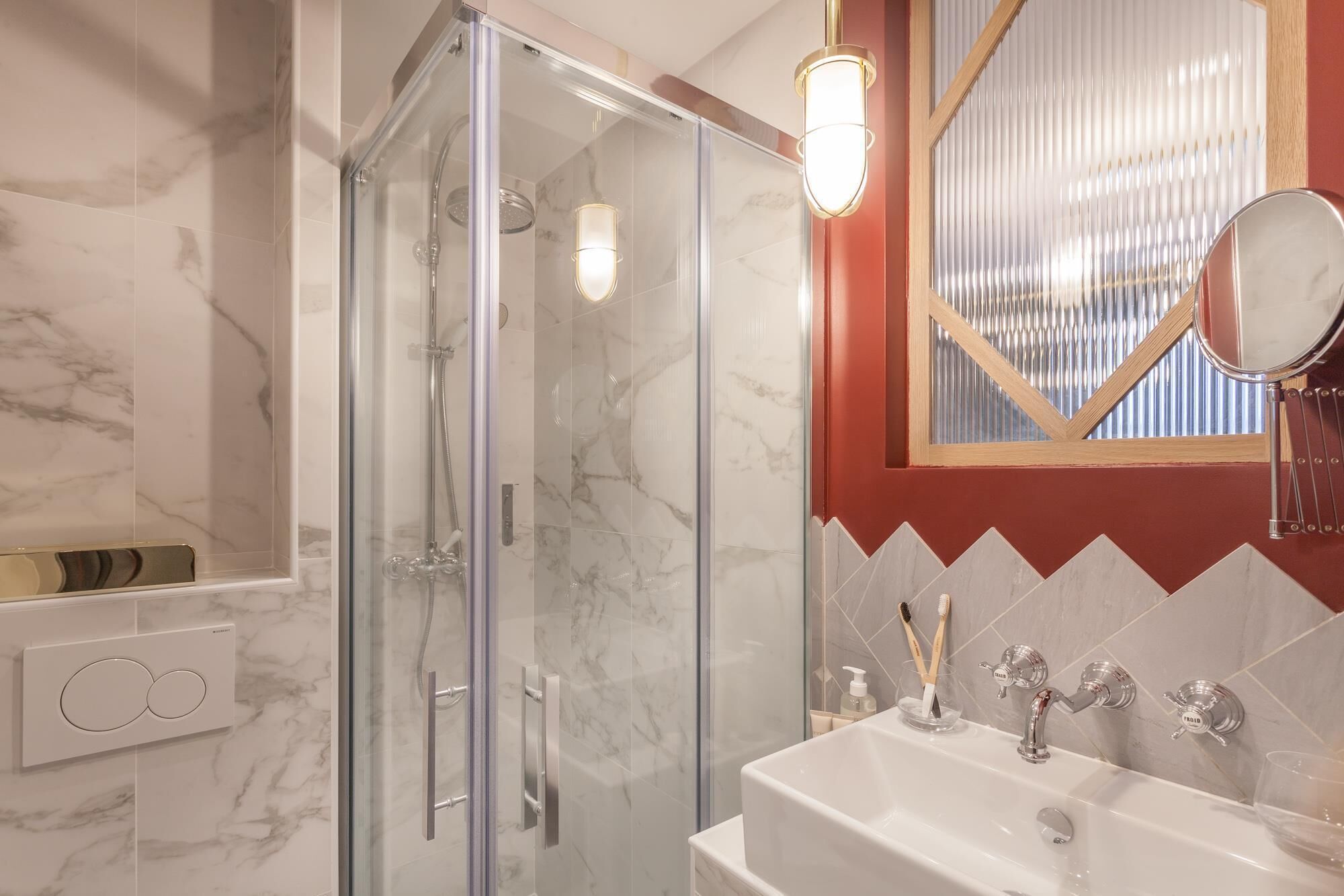 standard double room, 1 queen bed (charming) | bathroom | free toiletries, hair dryer, towels