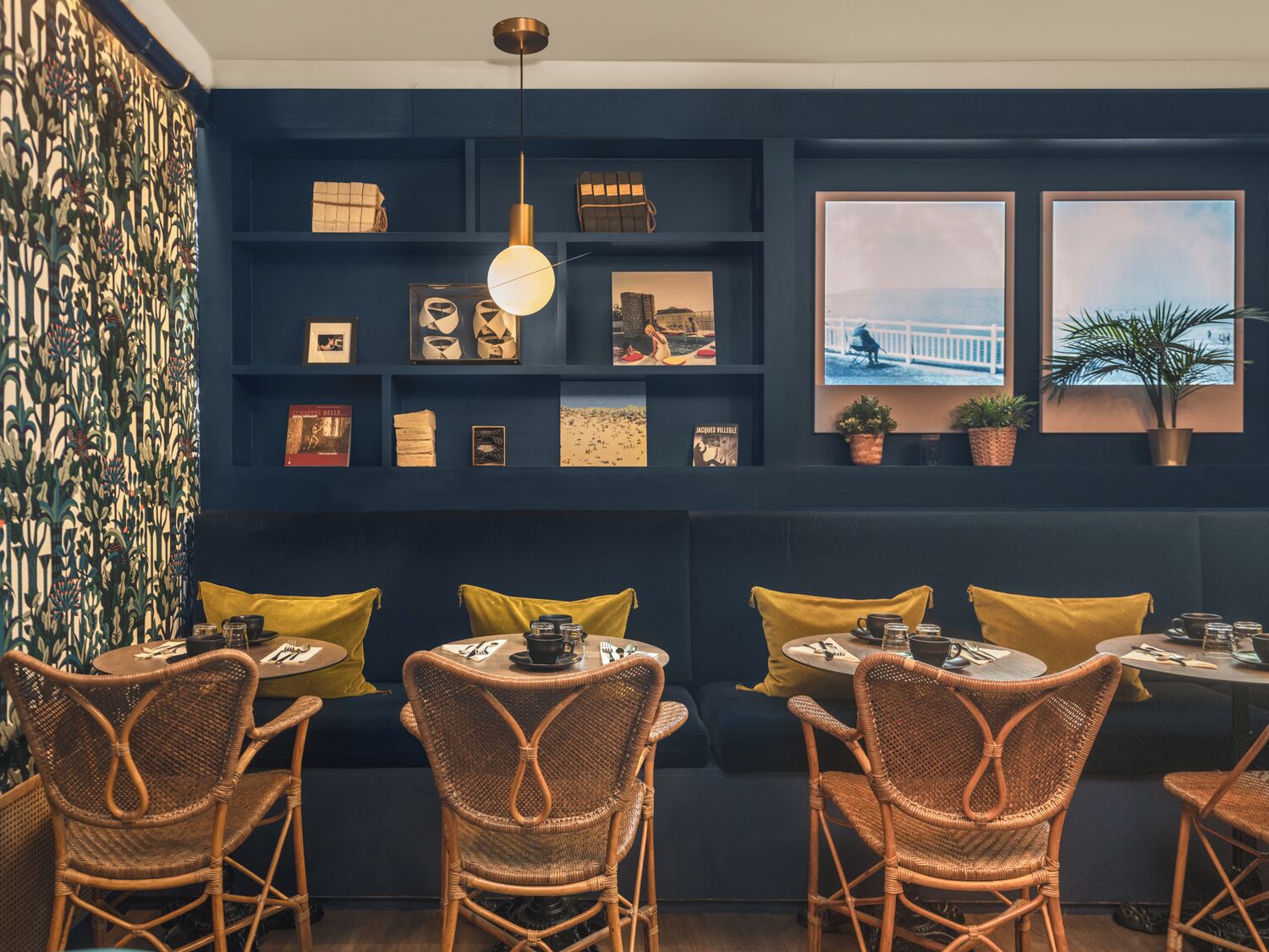 Daily continental breakfast (EUR 15 per person)