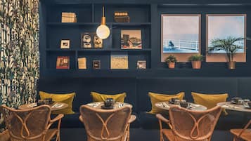 Desayuno continental diario (EUR 15 por persona)