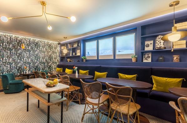 Daily continental breakfast (EUR 15 per person)
