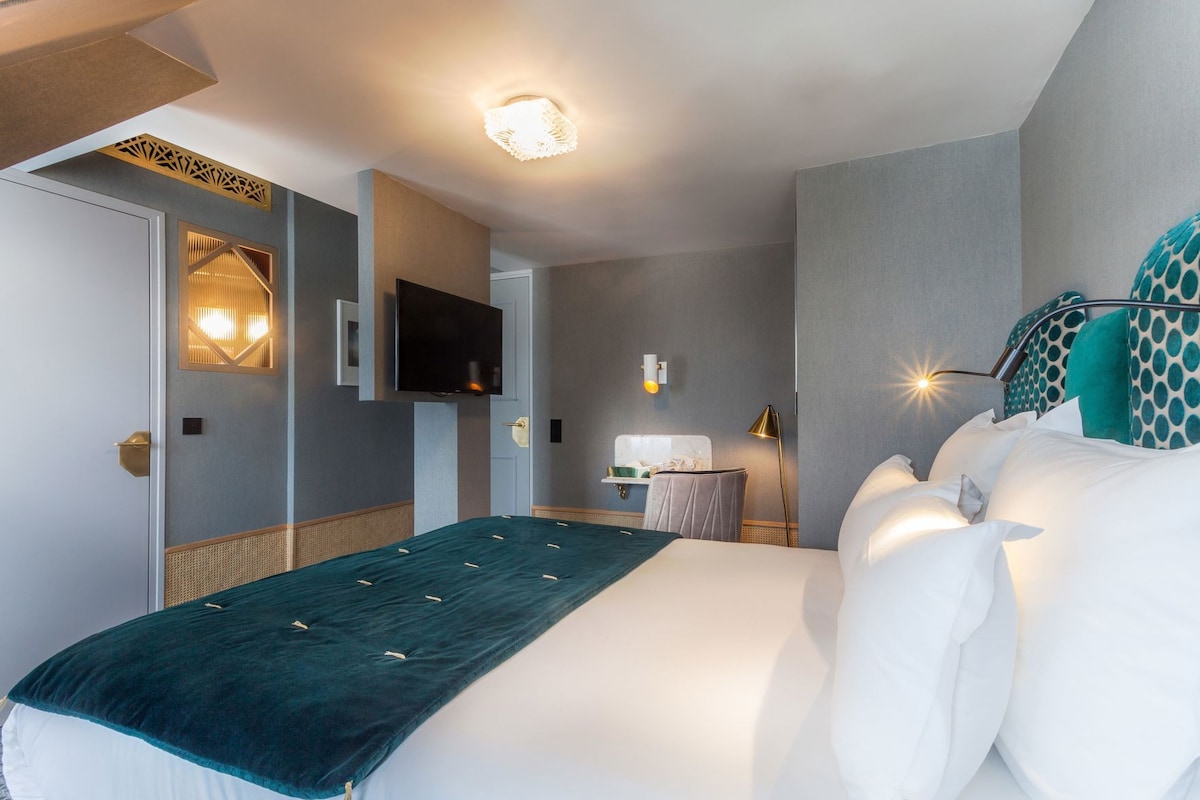 In-room safe, desk, iron/ironing board (on request), WiFi (free)