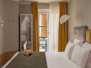 Superior Double Room (Smart) | In-room safe, individually decorated, desk, iron/ironing board - Handsome Hotel  (Paris)