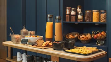 Dagelijks continentaal ontbijt (EUR 15 per persoon)