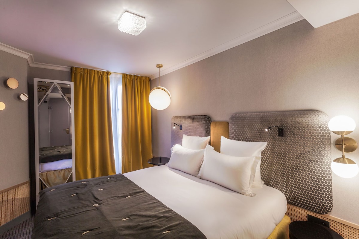 In-room safe, desk, iron/ironing board (on request), WiFi (free)