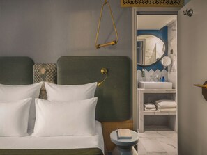 Habitación doble estándar, 1 cama Queen size (Charming) | Área de sala de estar | Televisión de pantalla plana 