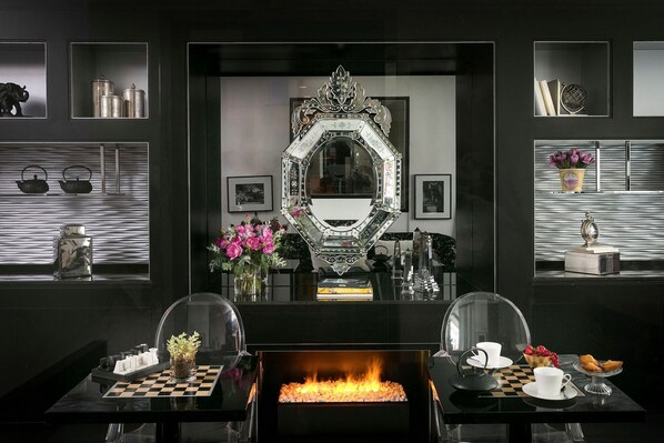 24-inch TV with satellite channels - Le Petit Madeleine Hôtel (Paris)