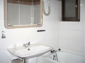 Dusche, kostenlose Toilettenartikel, Haartrockner, Handtücher