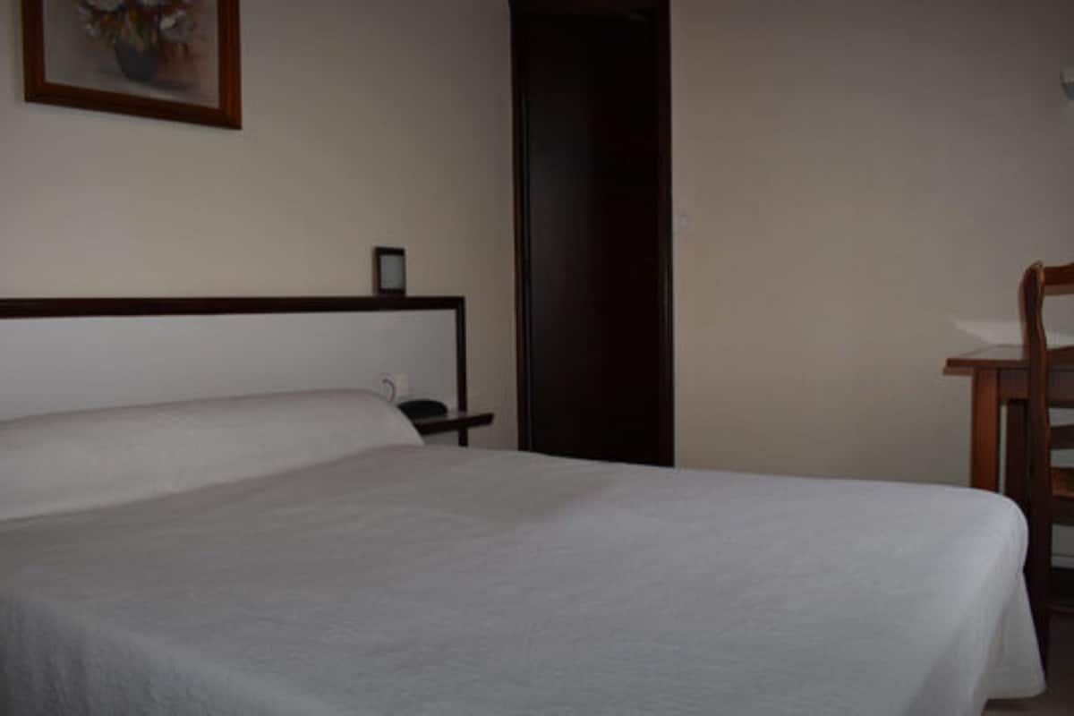 Double Room | Meja, kalis bunyi, katil bayi/kot (surcaj), Wi-fi percuma