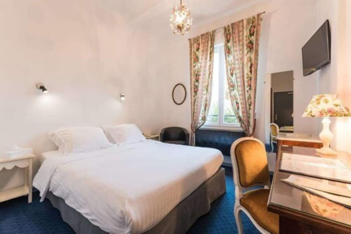 In-room safe, desk, free WiFi