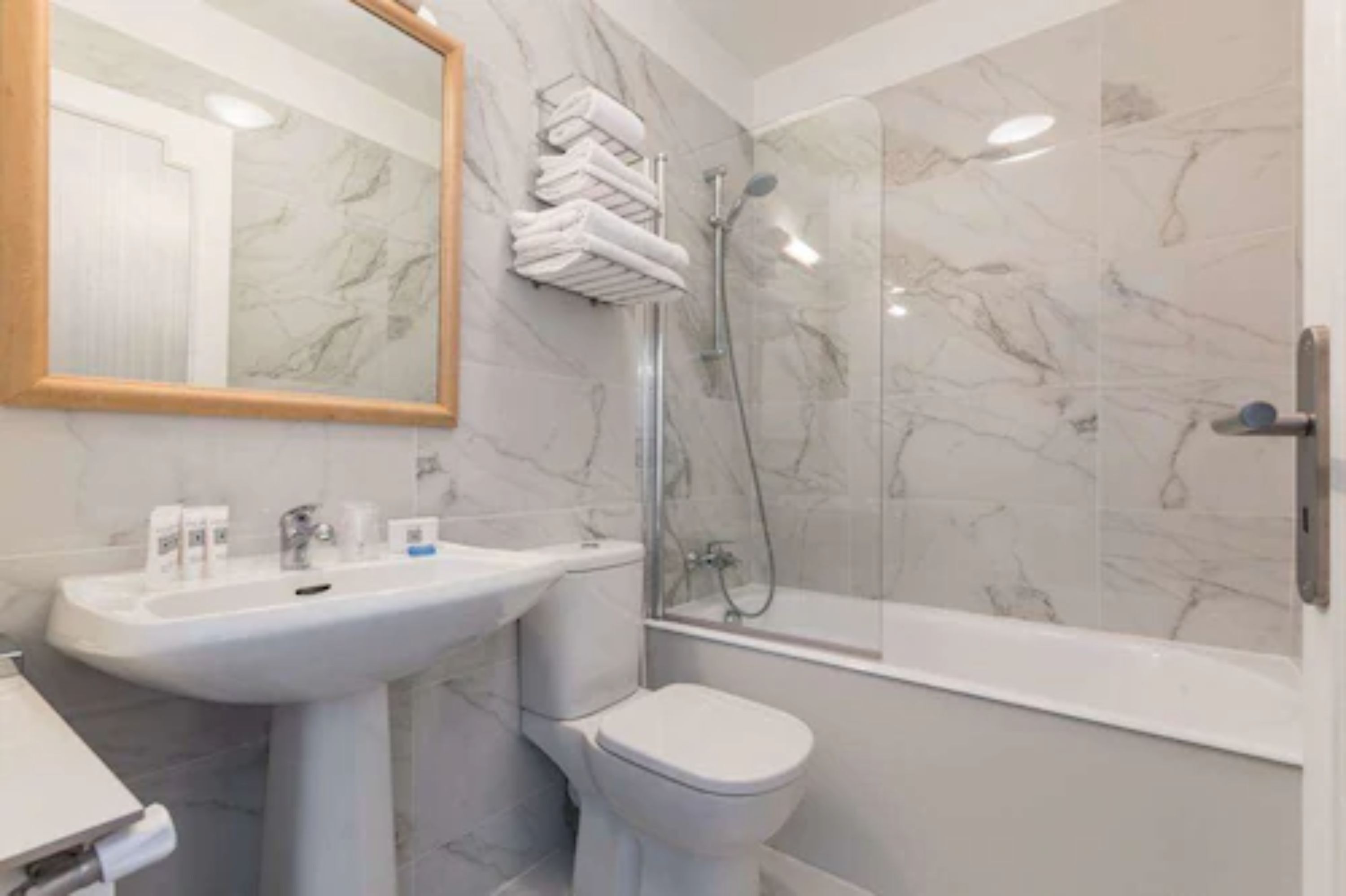 in-room safe, desk, free wifi