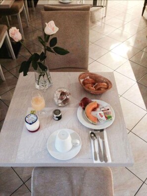 Petit-déjeuner buffet (15.00 EUR par personne)