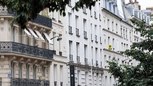 A row of white buildings with balconies, a sign for the Hotel Kores, and a yellow taxi. - Hôtel Korner Opéra (Paris)