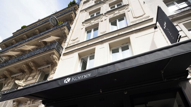 A building with a sign reading "Korner" on the ground floor. - Hôtel Korner Opéra (Paris)